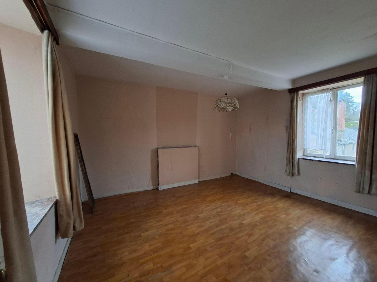 photo 7 du bien Maison d'habitation 4 façades sis Agimont à rénover