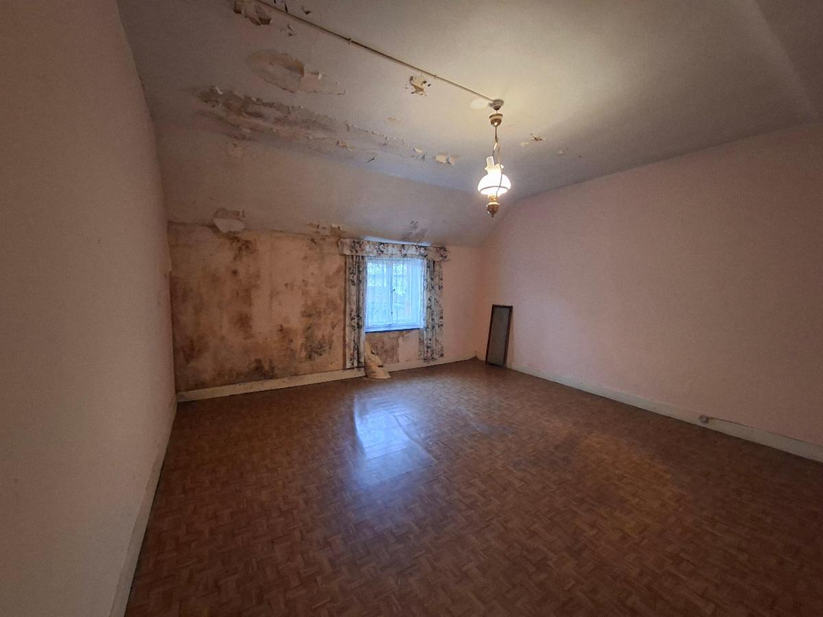 photo 8 du bien Maison d'habitation 4 façades sis Agimont à rénover