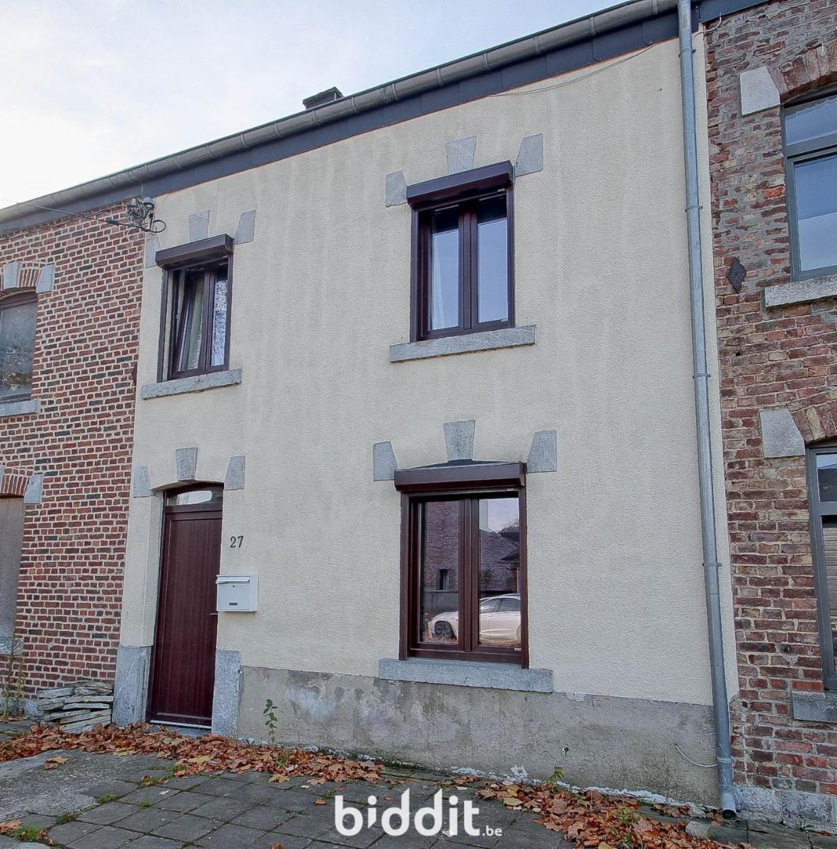 Une maison deux façades avec une cour intérieur