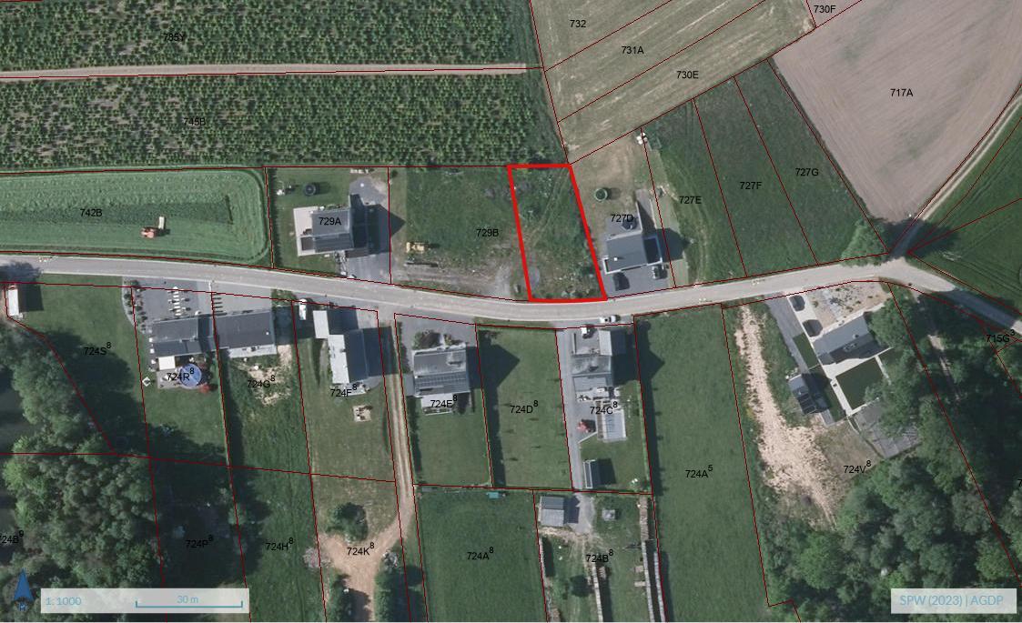 photo 1 du bien Terrain de 755 m² dans une rue peu fréquentée