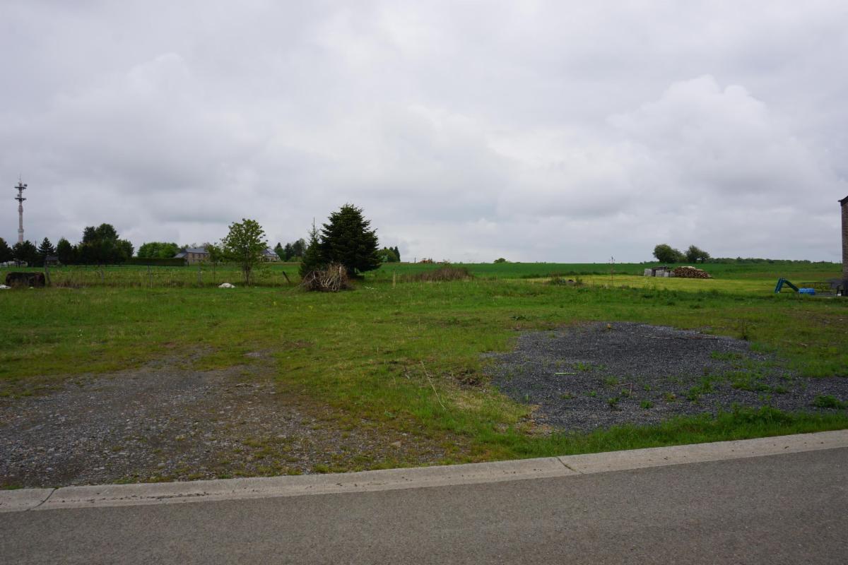 photo 2 du bien Terrain de 755 m² dans une rue peu fréquentée